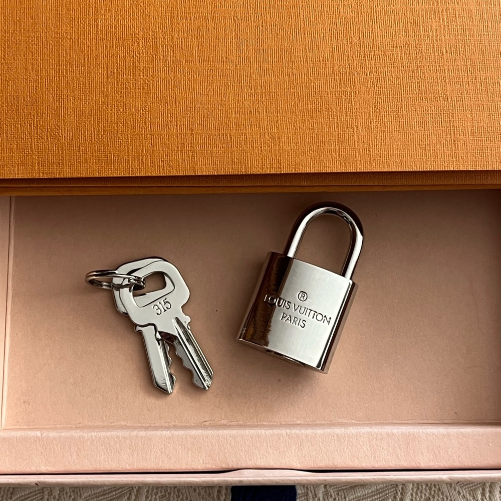 🛑SOLD🛑 Louis Vuitton Silver Lock #315 and Keys - Picture 6 of 9